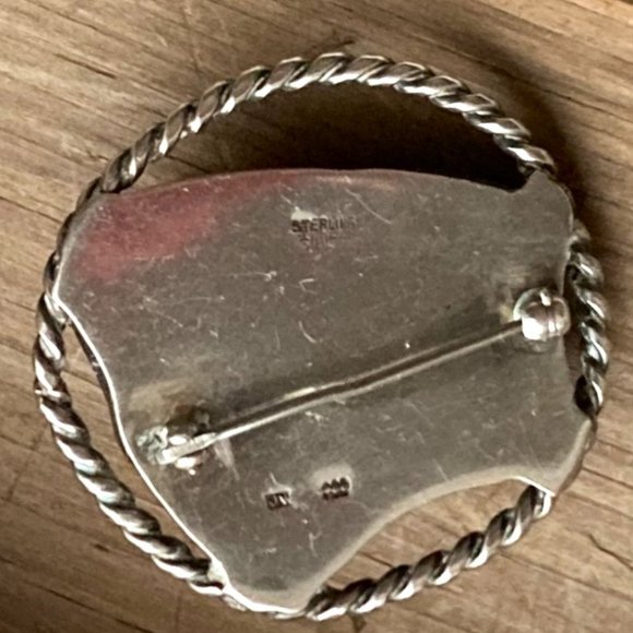 Unique chunky amethyst brooch set and framed in sterling silver. - Picture 4 of 6